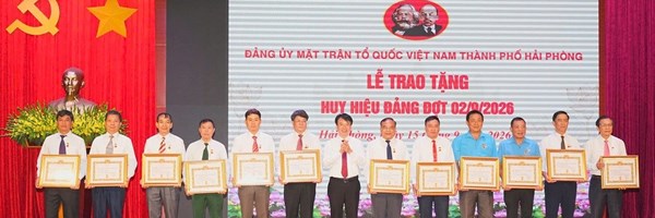 Trao tặng huy hiệu 35 năm tuổi Đảng cho 12 đảng viên thuộc Đảng bộ MTTQ Việt Nam thành phố